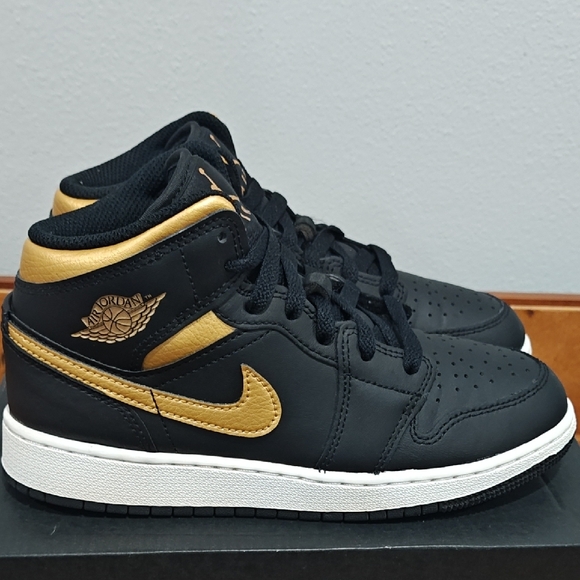 Jordan 1 Mid Black Metallic Gold Swoosh (GS) - Picture 2 of 13